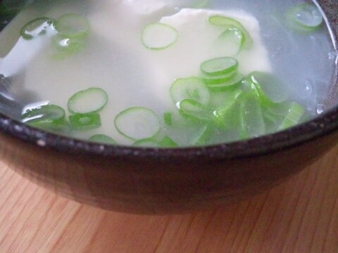 やさしいお味の豆腐と春雨のスープ